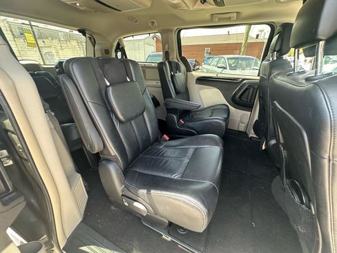 Used 2015 Chrysler Town & Country Limited Platinum FWD image 15