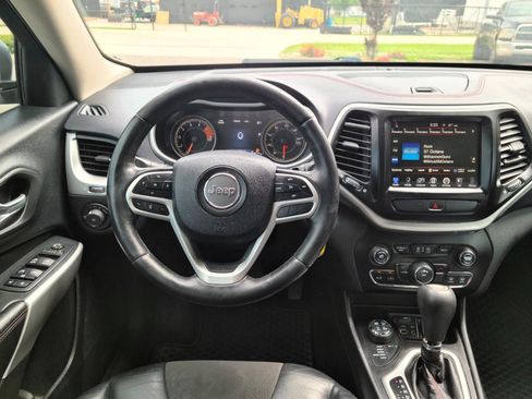 Used 2017 Jeep Cherokee Trailhawk w/ Cold Weather Group AWD/4WD image 10