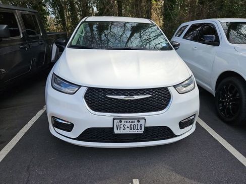 Used 2024 Chrysler Pacifica Touring-L image 2