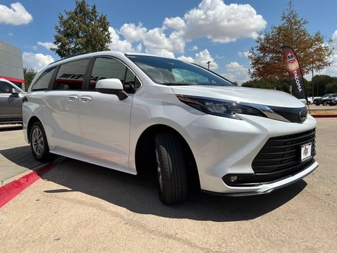 Used 2026 Toyota Sienna XLE FWD image 4