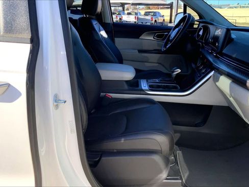 Used 2024 Kia Carnival LX image 8