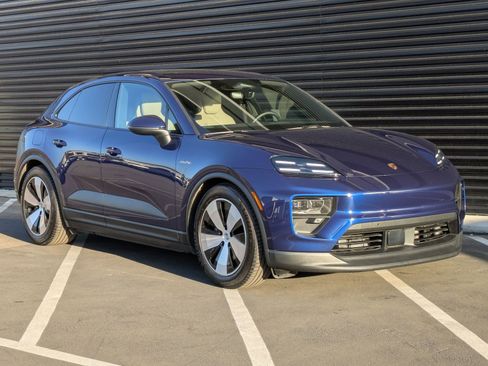 Certified 2025 Porsche Macan Electric image 7