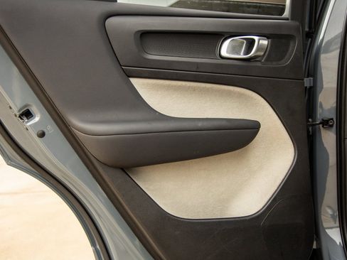 Used 2021 Volvo XC40 T5 Momentum w/ Protection Package Premier image 27