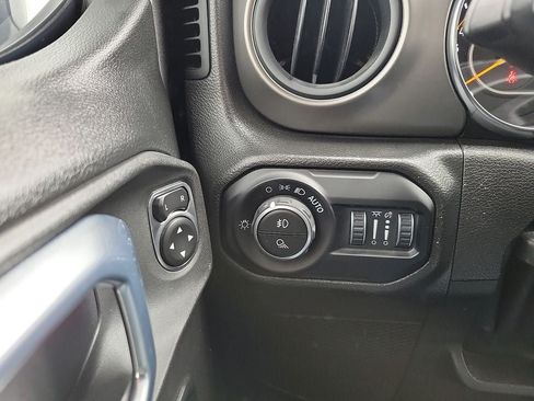 Used 2022 Jeep Gladiator Sport AWD/4WD image 13