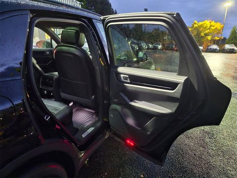 Used 2022 Porsche Cayenne image 12