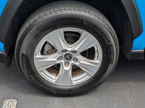 Used 2021 Toyota RAV4 LE AWD/4WD image 15