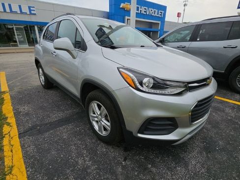 Used 2017 Chevrolet Trax LT w/ LT Convenience Package AWD/4WD image 2