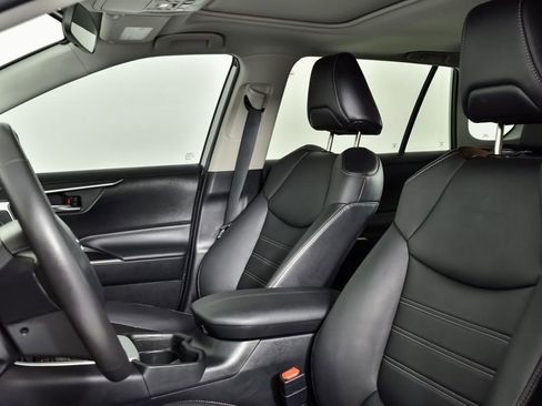 Used 2021 Toyota RAV4 XLE Premium image 6