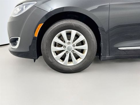 Used 2017 Chrysler Pacifica Touring-L FWD image 17