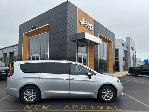 Used 2023 Chrysler Pacifica Touring-L FWD image 1