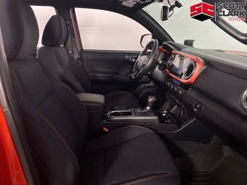 Used 2017 Toyota Tacoma TRD Off-Road w/ Premium & Technology Package AWD/4WD image 15