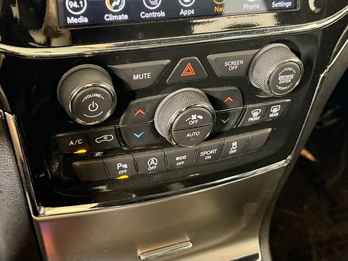 Used 2022 Jeep Grand Cherokee Limited image 15