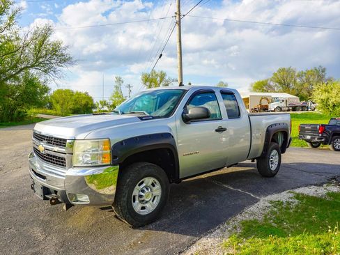 Used 2010 Chevrolet Silverado 2500 LT w/ Interior Plus Package AWD/4WD image 8