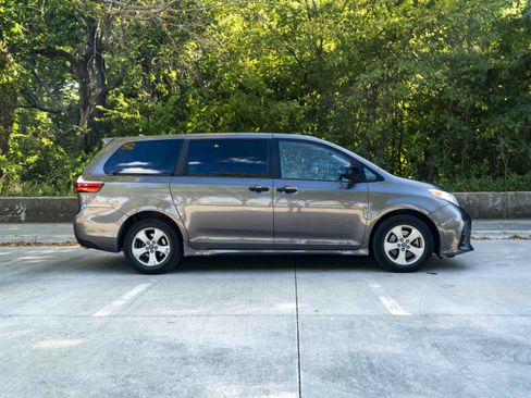Used 2019 Toyota Sienna L FWD image 10