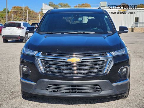 Used 2023 Chevrolet Traverse LT image 2
