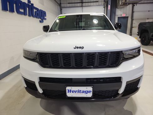 Used 2023 Jeep Grand Cherokee L Laredo image 3