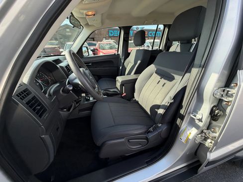 Used 2011 Jeep Liberty Sport image 9