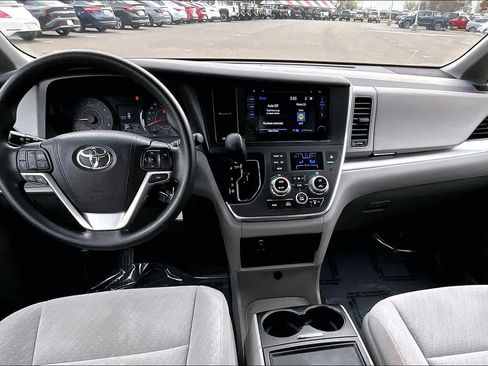 Used 2017 Toyota Sienna LE image 15