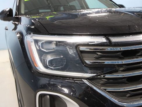 Used 2025 Volkswagen Atlas SE image 33