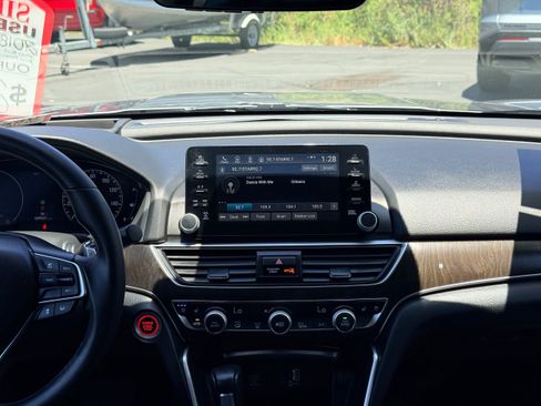 Used 2018 Honda Accord Touring image 17