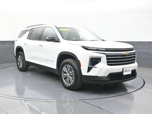 Used 2025 Chevrolet Traverse LT w/ Driver Confidence Package AWD/4WD image 19