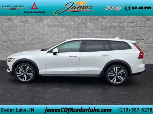 Used 2025 Volvo V60 B5 Cross Country Plus AWD/4WD image 2