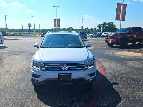 Used 2018 Volkswagen Tiguan SEL FWD image 2