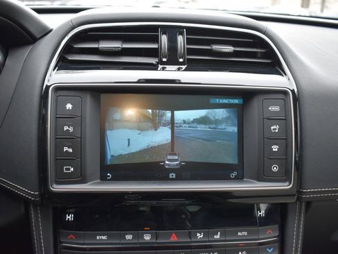 Used 2018 Jaguar F-PACE R-Sport image 25