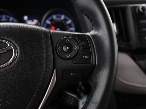Used 2018 Toyota RAV4 XLE AWD/4WD image 25