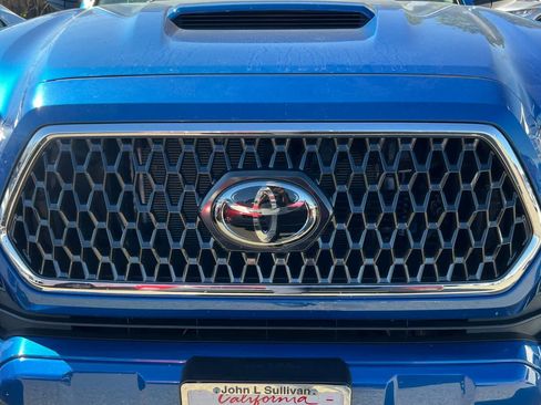 Used 2018 Toyota Tacoma TRD Sport w/ TRD Premium Sport Package image 12