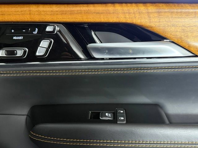 Used 2023 Jeep Grand Wagoneer Series III AWD/4WD image 33