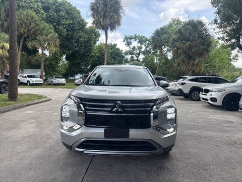 Used 2025 Mitsubishi Outlander SE AWD/4WD image 3
