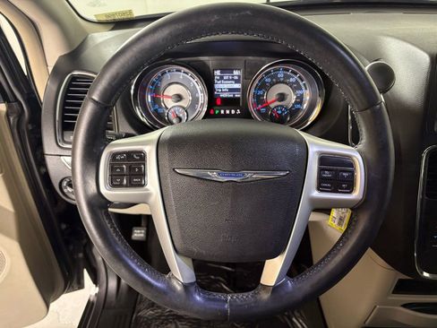 Used 2015 Chrysler Town & Country Touring-L image 17
