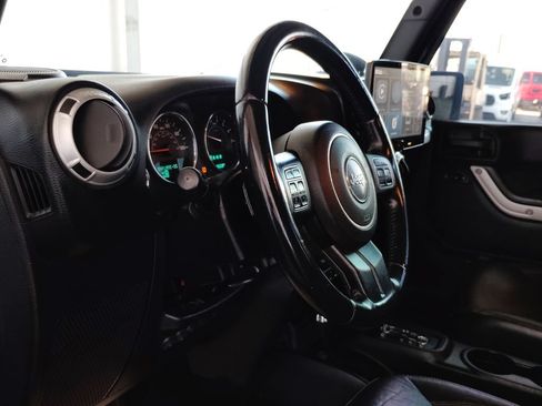 Used 2015 Jeep Wrangler Unlimited Sahara w/ Connectivity Group AWD/4WD image 21