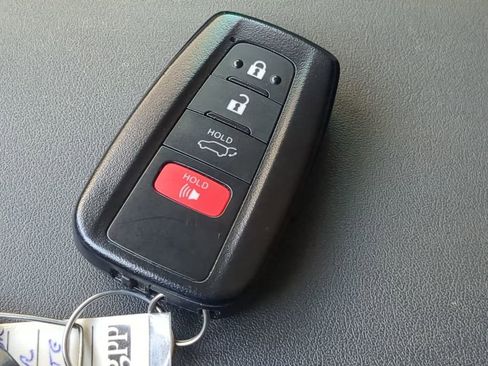 Used 2021 Toyota Highlander Limited image 29