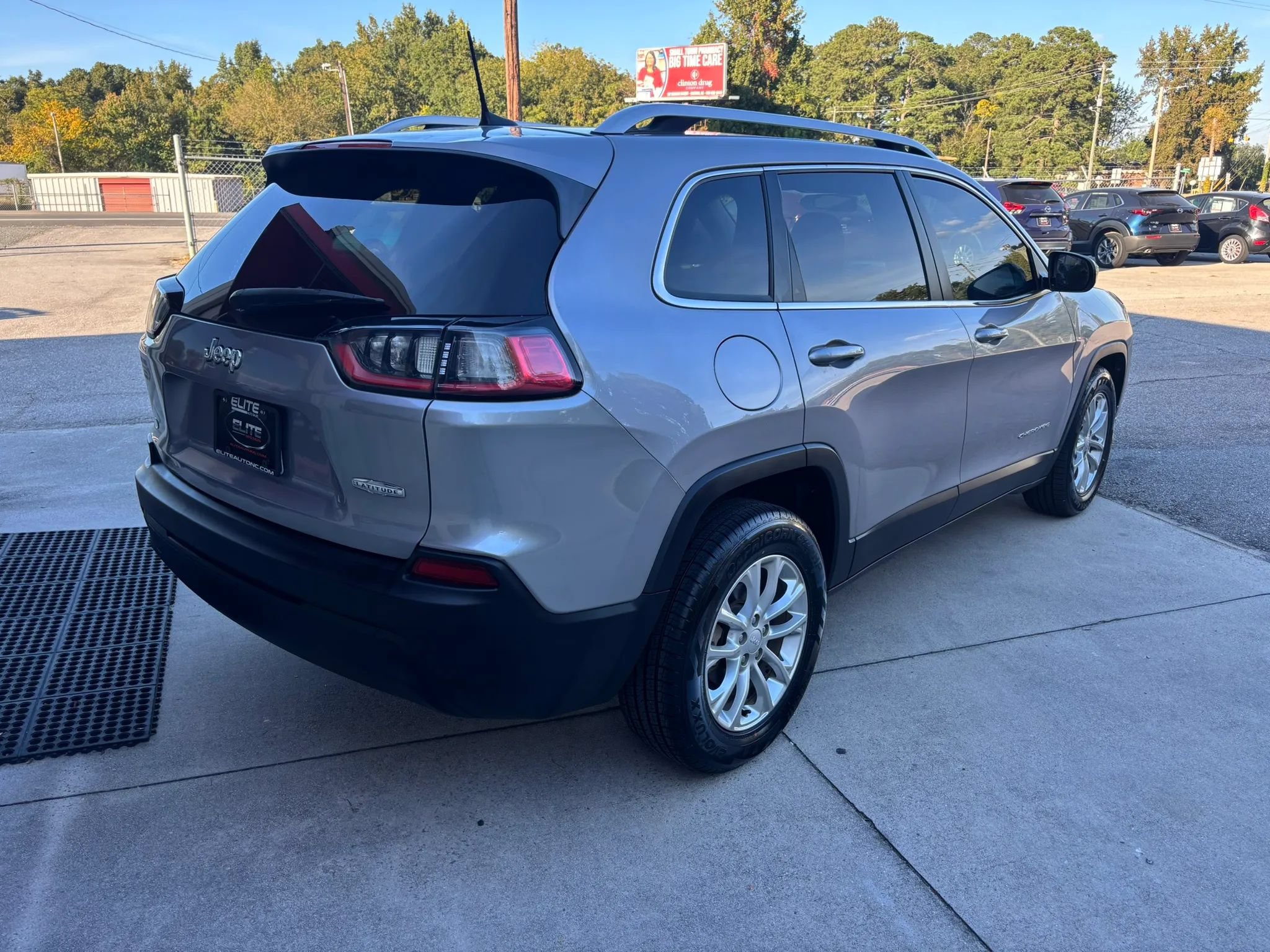 Used 2019 Jeep Cherokee Latitude w/ Popular Appearance Group FWD image 6