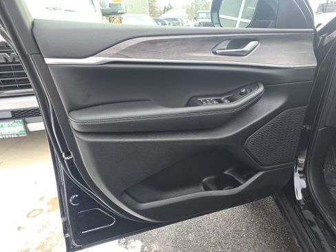 New 2026 Jeep Grand Cherokee Laredo image 10