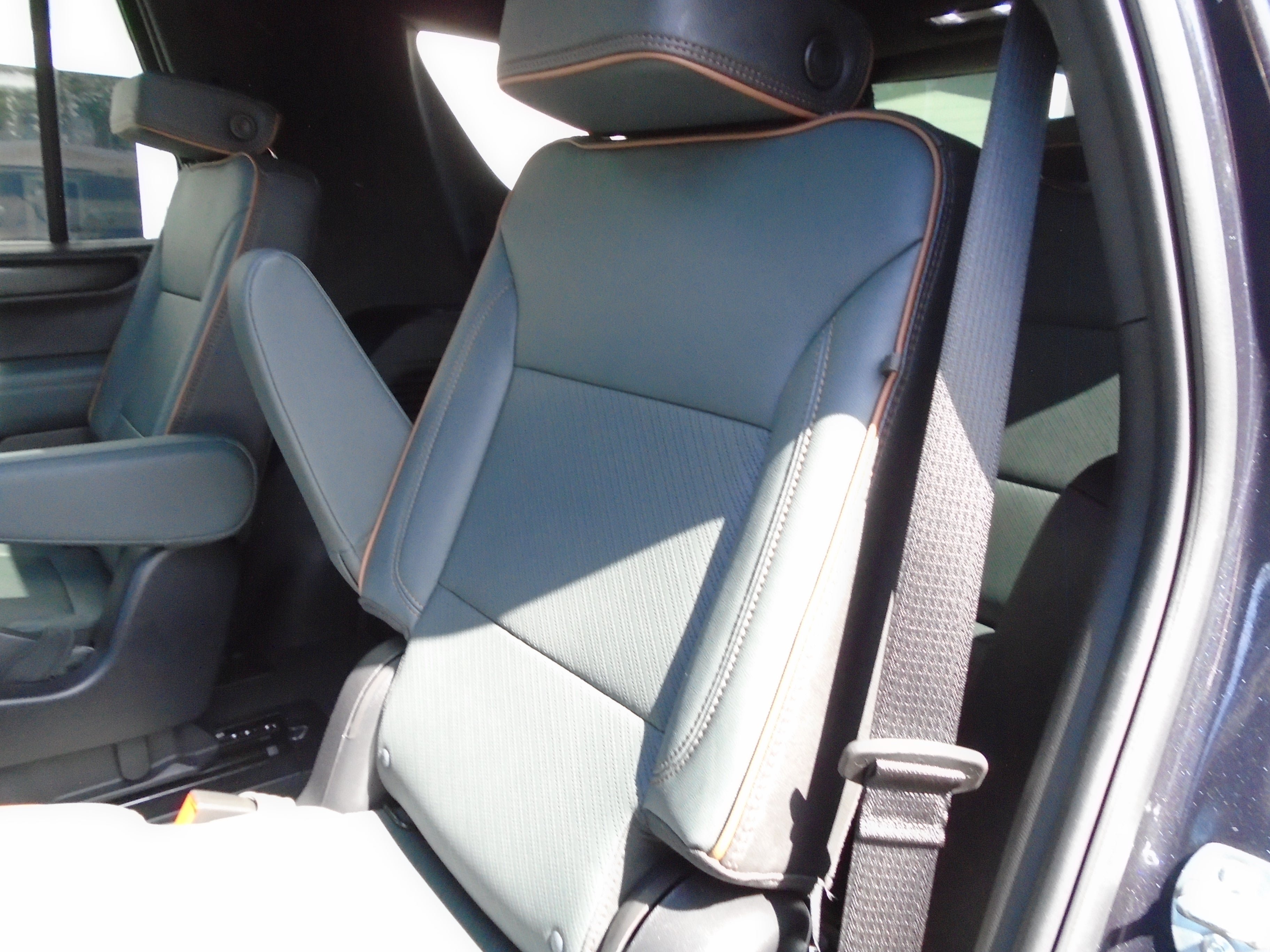Used 2025 GMC Yukon AT4 AWD/4WD image 53