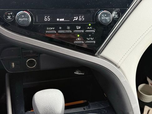 Used 2019 Toyota Camry LE FWD image 11