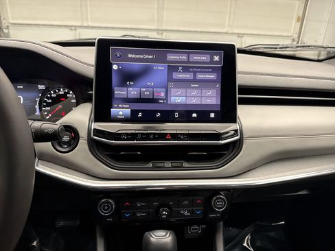 Used 2023 Jeep Compass Limited image 14