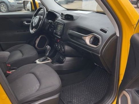 Used 2017 Jeep Renegade Latitude w/ Popular Equipment Group image 29