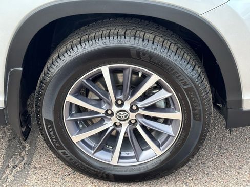 Used 2019 Toyota Highlander XLE w/ Carpet Mat Package (TMS) image 8