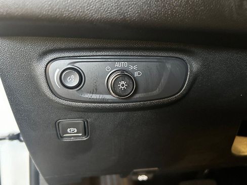 Used 2024 GMC Terrain SLE image 27