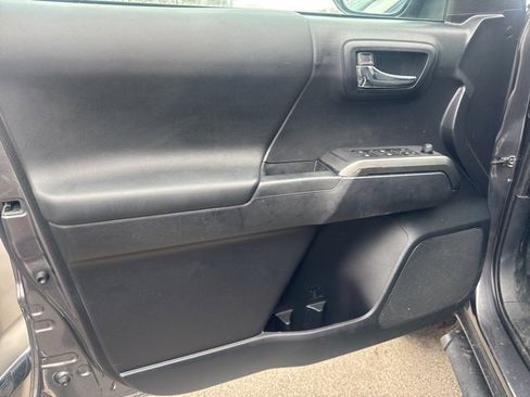 Used 2019 Toyota Tacoma TRD Sport image 9