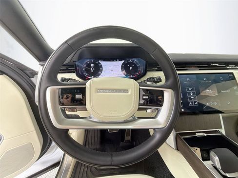 Used 2025 Land Rover Range Rover SE AWD/4WD image 11