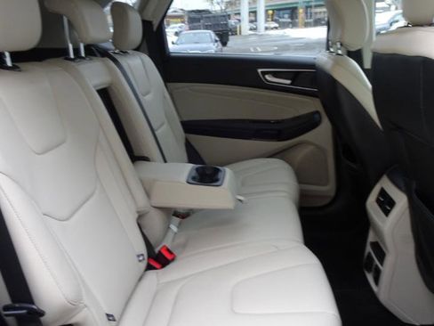 Used 2019 Ford Edge Titanium image 11