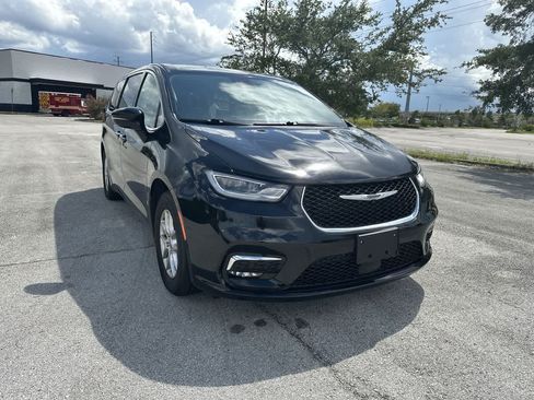 Used 2024 Chrysler Pacifica Touring-L FWD image 16