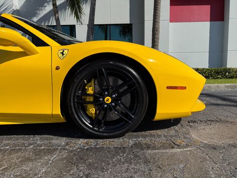 Used 2018 Ferrari 488 Spider image 28