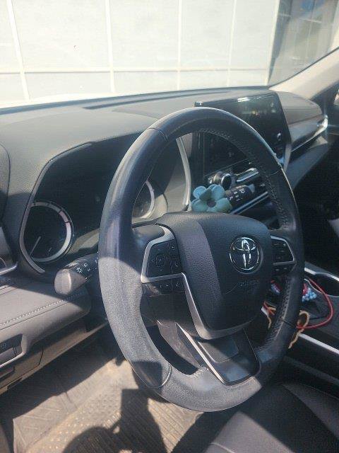 Used 2023 Toyota Highlander XLE FWD image 14