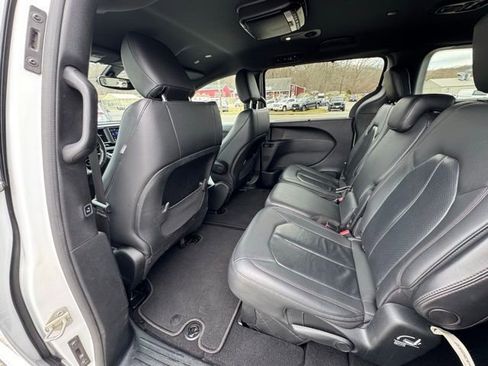 Used 2020 Chrysler Pacifica Touring-L image 10